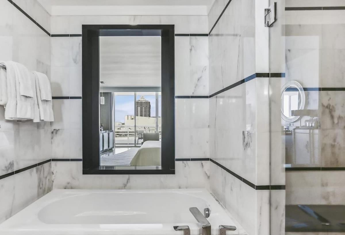 Fontainebleau Resort Balcony W Ocean And City View 마이애미 비치 외부 사진